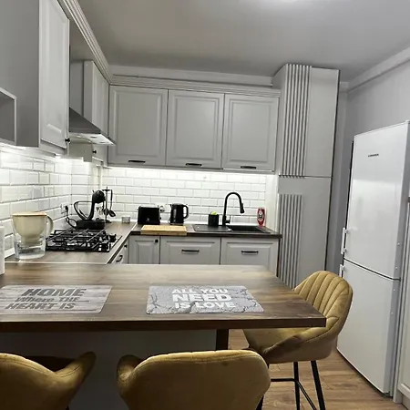 Cozy Corner Guesthouse - Civic Center Apartment